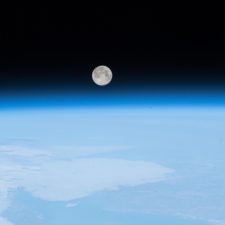Kolik má Země doopravdy měsíců?