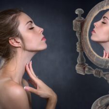 Ženy s labutí šíjí