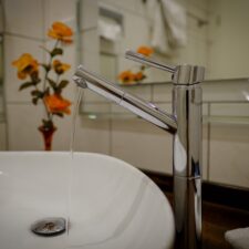 Odtéká voda na severní a jižní polokouli opačně? Pravda o slavném mýtu