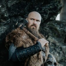 Vikingové a hořící pohřební lodě: Opravdu stříleli ohnivé šípy?